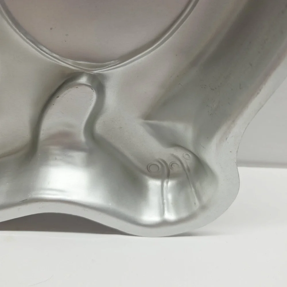 1993 Barney cake pan. great condition